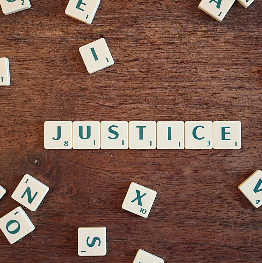mot justice écrit en lettre de Scrabble